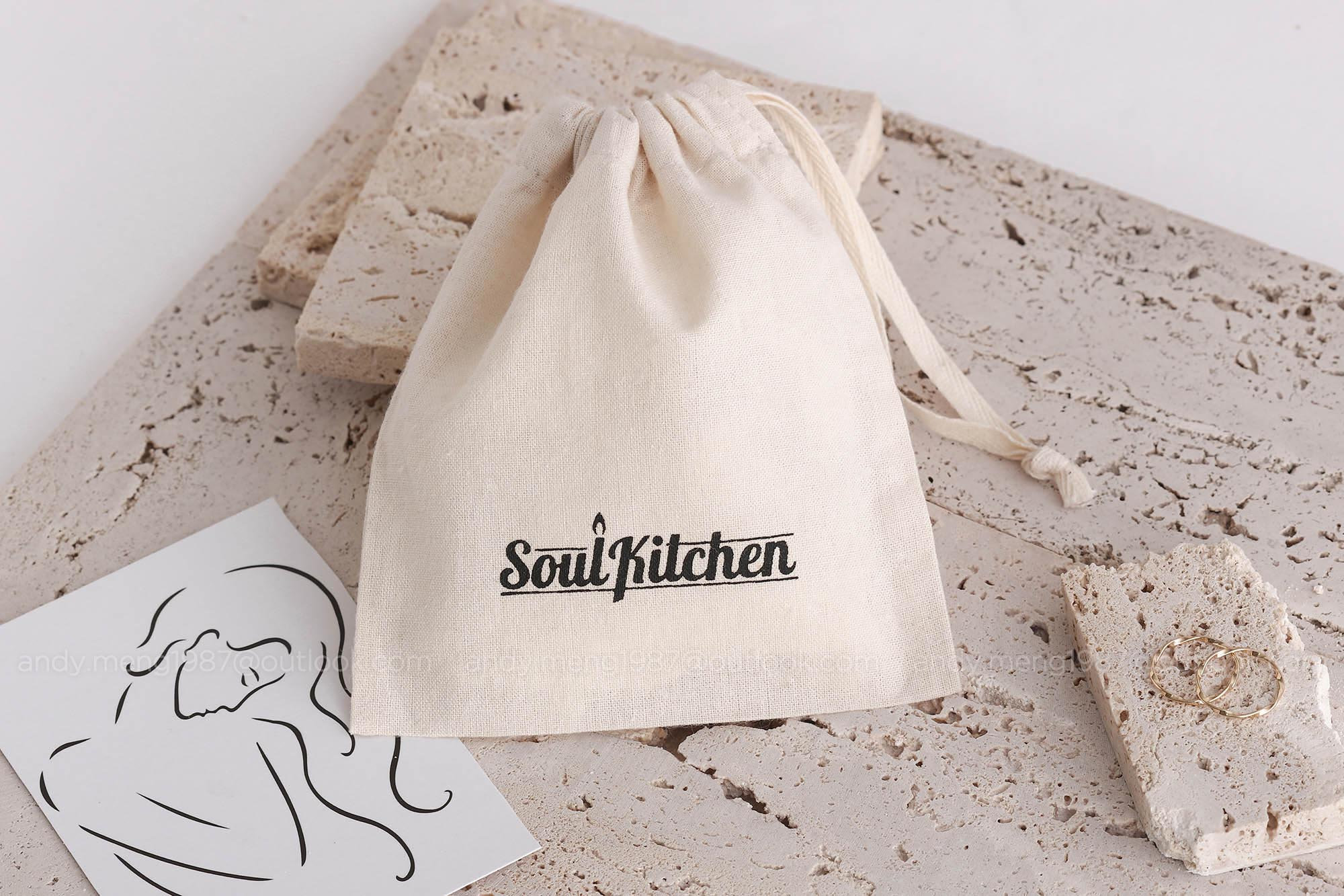 Single pouch with earrings